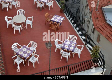 Castelmola - Tavolini sulla terrazza panoramica all'alba Stockfoto