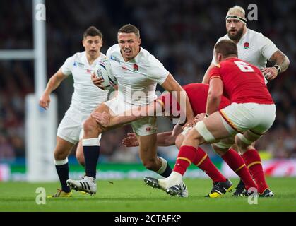 Sam Burgess lädt durch Wales England gegen Wales Rugby World Cup 2015 Bildquelle: © Mark Pain / ALAMY Stockfoto