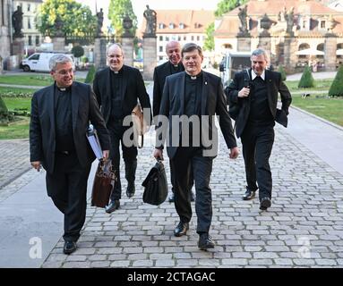 22. September 2020, Hessen, Fulda: Udo Markus Bentz (l-r), Weihbischof in Mainz, Christian Würtz, Weihbischof in Freiburg, Peter Birkhofer, Weihbischof in Freiburg, Stephan Burger, Erzbischof von Freiburg, und Matthäus Karrer, Weihbischof in Rottenburg-Stuttgart, sind auf dem Weg zur Herbstvollversammlung der Deutschen Bischofskonferenz im Stadtpalais. Traditionell treffen sich die deutschen Bischöfe im September am Grab des Hl. Bonifatius in der osthessischen Domstadt. Während des dreitägigen Treffens liegt der Schwerpunkt auf dem Reformprozess unter dem Stichwort 'Synodal Way'. Pho Stockfoto