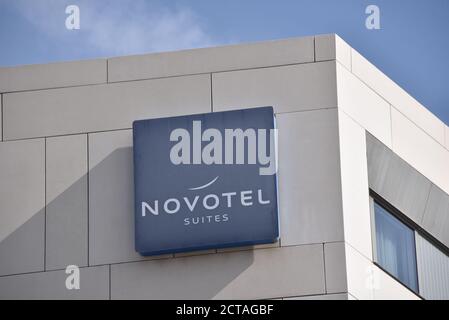 Luxemburg, Luxemburg. September 2020. Logo und Schriftzug der Hotel Suite Novotel auf einem Gebäude. Quelle: Horst Galuschka/dpa/Alamy Live News Stockfoto