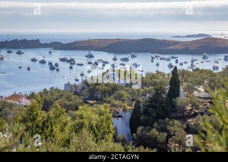 PORTLLIGAT, SPANIEN-8. AUGUST 2020: Luftaufnahme über Salvador Dali House Museum mit zwei eisernen Köpfen auf dem Dach. Stockfoto