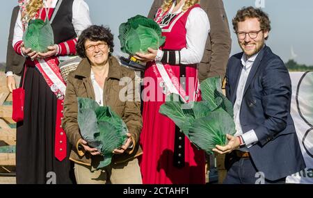 22. September 2020, Schleswig-Holstein, Dithmarschen (kreis): Der Landwirtschaftsminister von Schleswig-Holstein, Jan Philipp Albrecht (Bündnis 90/die Grünen), hält zusammen mit Landrat Ute Borwieck-Dethlefs (CDU) frisch geschnittene Kohlköpfe Dithmarschen, das größte geschlossene Kohlanbaugebiet Europas, feiert eine Woche lang die Dithmarscher Kohltage. Die Tage werden mit dem traditionellen Kohlschnitt durch den Landrat und Landwirtschaftsminister eröffnet. Foto: Markus Scholz/dpa Stockfoto