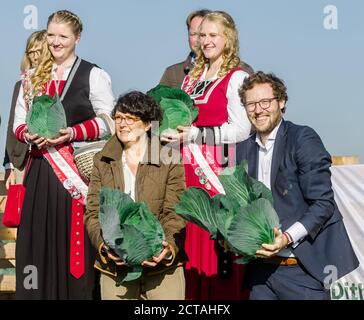 22. September 2020, Schleswig-Holstein, Dithmarschen (kreis): Der Landwirtschaftsminister von Schleswig-Holstein, Jan Philipp Albrecht (Bündnis 90/die Grünen), hält zusammen mit Landrat Ute Borwieck-Dethlefs (CDU) frisch geschnittene Kohlköpfe Dithmarschen, das größte geschlossene Kohlanbaugebiet Europas, feiert eine Woche lang die Dithmarscher Kohltage. Die Tage werden mit dem traditionellen Kohlschnitt durch den Landrat und Landwirtschaftsminister eröffnet. Foto: Markus Scholz/dpa Stockfoto