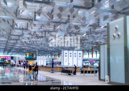 SINGAPUR-MAI 20, 2019 : verschwommene Menschen in Singapur Changi Flughafen Terminal. Tourist zu Fuß innerhalb des Flughafens. Passagier wartet auf internationale Passagiere Stockfoto
