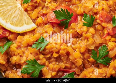 Rote Linsen aus nächster Nähe. Linsen Tomate Dhal ist indische Küche Gericht mit Zitrone und Ciliantro. Indisches Essen. Asiatische vegetarische Gerichte Stockfoto