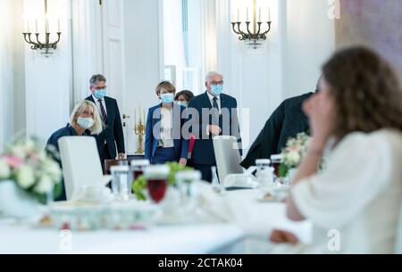 Berlin, Deutschland. September 2020. Bundespräsident Frank-Walter Steinmeier (Mitte r) und seine Frau Elke Büdenbender (Mitte l) kommen an einen Couchtisch im Schloss Bellevue. Seit 2018 lädt Bundespräsident Steinmeier die Bürgerinnen und Bürger zu seiner Gesprächsreihe "Coffee Table" ein, um mit ihnen ins Gespräch zu kommen und sich über ihre Meinungen und Perspektiven zu informieren. Am heutigen 11. Couchtisch wird der Bundespräsident mit seinen Gästen über Bedeutung, Bedenken und Kritik an den Einschränkungen und Schutzmaßnahmen in der Corona-Krise austauschen. Quelle: Bernd von Jutrczenka/dpa/Alamy Live News Credit Stockfoto