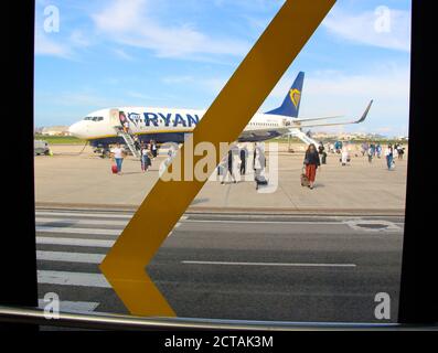 Menschen, die von Ryanair Flug FR2612 von London Boeing 737-800 aussteigen Flughafen Seve Ballesteros Santander Kantabrien Spanien durch Fenster gesehen Stockfoto