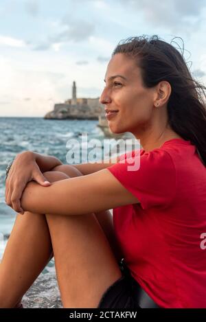 Porträt einer Frau, die sich auf der Malecon, Havanna, Kuba entspannt Stockfoto