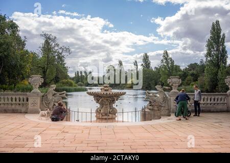 Hyde Park ist ein denkmalgeschützter großer Park im Zentrum von London. Es ist der größte von vier Royal Parks, die eine Kette vom Eingang des Kensington Pa bilden Stockfoto