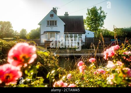 Sandford-on-Thames, Oxfordshire, Großbritannien. September 2020, 21. Wandern entlang Sandford-on-Thames. Die Schleusenwärterhütte in Sanford. Der indische Sommer conti Stockfoto