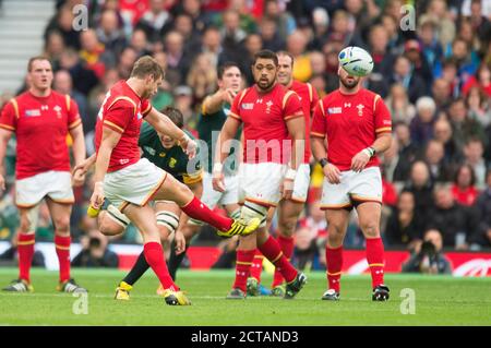 DAN BIGGAR KICKT EINEN TROPFEN TOR IN DER LETZTEN SEKUNDEN DER ERSTEN HÄLFTE WALES GEGEN SÜDAFRIKA QUARTER FINAL RWC 2015 BILD : MARK PAIN / ALAMY Stockfoto