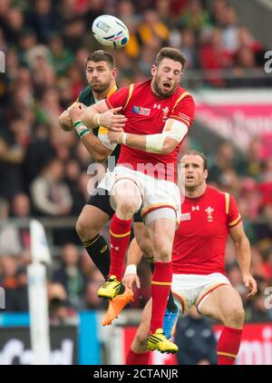 ALEX CUTHBERT FORDERT MIT WILLIE LE ROUX EINEN LUFTBALL HERAUS. Wales gegen Südafrika Quarter Final RWC 2015 BILD : MARK PAIN / ALAMY Stockfoto