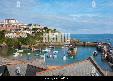 Cornwall traditioneller Hafen, Blick im Sommer auf den Hafen in Newquay, Cornwall, Südwestengland, Großbritannien Stockfoto