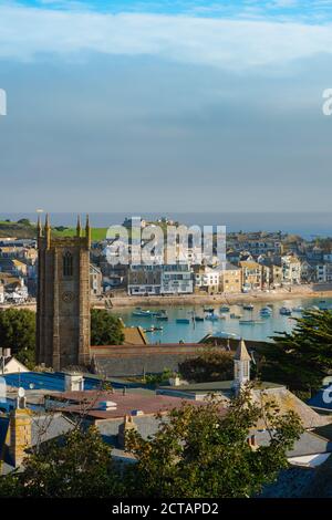 Cornwall St Ives, Blick im Sommer auf die Küstenstadt St. Ives in Cornwall, Südwesten Englands, Großbritannien Stockfoto