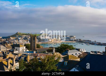 St Ives Cornwall, Blick im Sommer auf die Küstenstadt St. Ives in Cornwall, Südwesten Englands, Großbritannien Stockfoto