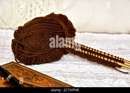 Konzept der Entspannung mit Stricken und Journal in einer Still Lebenskomposition mit warmen Herbstfarben Stockfoto