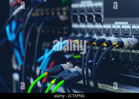 Audiobuchsen-Kabel an Mischpult angeschlossen. XLR-Audiobuchsen-Kabel Stockfoto