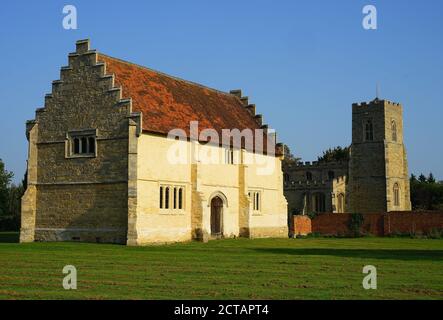 Der Tudor-Stall und die Kirche St. Lawrence in Willington, Bedfordshire Stockfoto