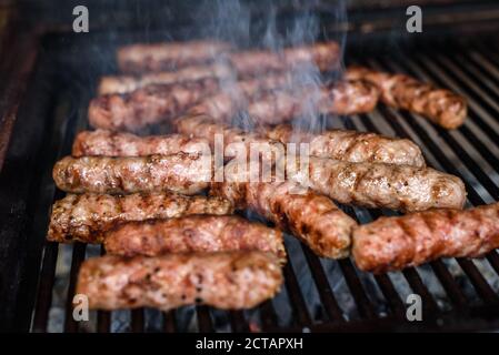 Grillen von Fleisch auf dem Grill mit heißer Kohle. Vorbereitung, Kochen Cevapcici, Kebabs, Country-Wurst auf Holzkohle Grill Grill im Freien Kamin. Tr Stockfoto