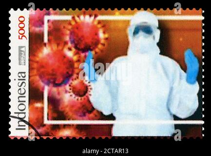 INDONESIEN – CIRCA, APRIL 2020: Eine in Indonesien gedruckte Briefmarke, die ein Bild der medizinischen Belegschaft gegen eine Pandemie von COvid-19 zeigt, ca. April 202 Stockfoto