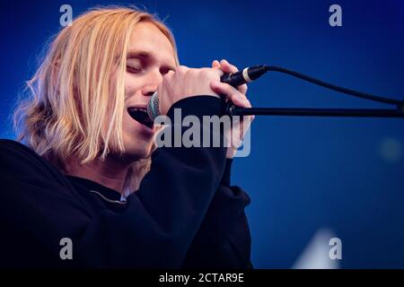 Kopenhagen, Dänemark. September 2020. Die dänische Rockband Go Go Berlin spielt ein Live-Konzert im Tivoli in Kopenhagen. Hier ist Leadsänger und Musiker Christian Vium live auf der Bühne zu sehen. (Foto: Gonzales Photo - Nikolaj Bransholm). Stockfoto