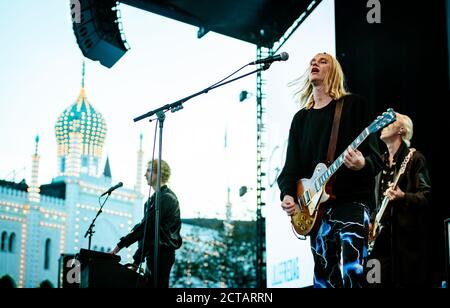 Kopenhagen, Dänemark. September 2020. Die dänische Rockband Go Go Berlin spielt ein Live-Konzert im Tivoli in Kopenhagen. Hier ist Leadsänger und Musiker Christian Vium live auf der Bühne zu sehen. (Foto: Gonzales Photo - Nikolaj Bransholm). Stockfoto