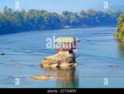 Haus am Fluss Drina, Bajina Basta, Serbien Stockfoto