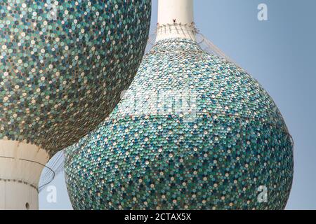 Die ikonischen Wahrzeichen Kuwait Towers auf einer Nahaufnahme zeigt seine blauen Emaille-Scheiben im Detail. Stockfoto