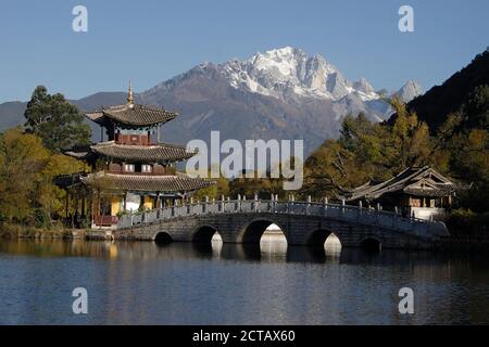 Blick auf den Yulong Snow Mountain vom Heilongtan (Black Dragon Pool) Park, Lijiang, Yunnan China März 2006 Stockfoto