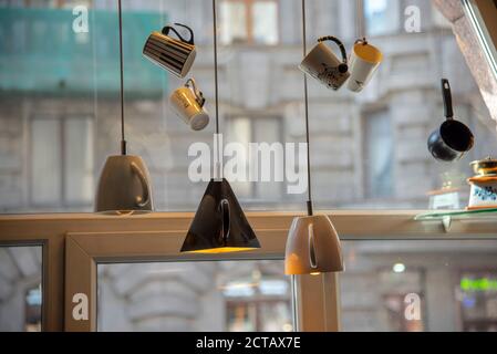 Die Lichter sind aus verschiedenen Tassen, die am Fenster hängen. Stockfoto