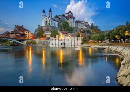 Aarburg, Schweiz. Stadtbild der schönen Stadt Aarburg mit der Spiegelung der Stadt in der Aare bei Sonnenuntergang. Stockfoto