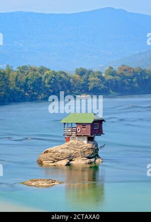 Haus am Fluss Drina, Bajina Basta, Serbien Stockfoto
