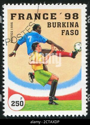 BURKINA FASO - UM 1996: Briefmarke gedruckt von Burkina Faso, zeigt WM 1998, Frankreich, um 1996. Stockfoto