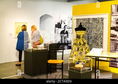 Sa 19 September 2020. Edinburgh, Großbritannien. Besucher der aktuellen Ausstellung „Mid-Century Modern: Art & Design from Conran to Quant“ der Dovecot Studios. Die Besucher können die Ausstellung derzeit mit den Sicherheitsbeschränkungen Covid-19 besuchen und die Ausstellung läuft bis zum 9. Januar 2021. Die Ausstellung „Mid-Century Modern: Art & Design von Conran bis Quant“ präsentiert Design, Mode und Kunst einer Gruppe radikaler junger Architekten, Designer, Fotografen und Künstler. Stockfoto