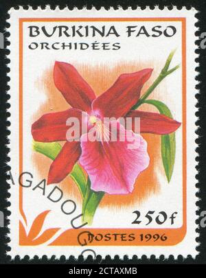 BURKINA FASO - UM 1996: Briefmarke gedruckt von Burkina Faso, zeigt Orchidee, um 1996. Stockfoto