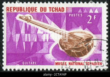 CHAD - UM 1965: Briefmarke gedruckt von Chad, zeigt Gitarre, um 1965 Stockfoto