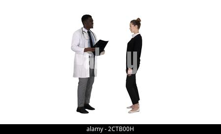 Arzt, der einem Patienten die Röntgenergebnisse zeigt und dann den Patienten verlässt Stockfoto