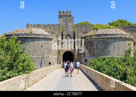 Touristen, die Eingabe der mittelalterlichen Amboise Tor von Rhodos Schloss, Altstadt Rhodos, Insel Rhodos, Griechenland Stockfoto