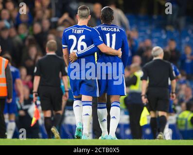 JOHN TERRY UND DIDIER GROGBA GEHEN BEI DER SCHLUSSPFEIFE AUS. CHELSEA / QPR Premier League. Stockfoto