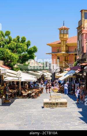 Geschäfte und Restaurants in der Nähe der Aga Camii entlang der touristischen Andenkenstraße der Socratous St. in Rhodos-Stadt, Griechenland Stockfoto