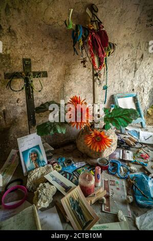 Altar der Einsiedelei San Giovanni in die Felswand geschnitzt. Caramanico, Abruzzen, Italien Stockfoto