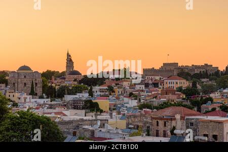 Sonnenuntergang über der alten mittelalterlichen Stadt Rhodos, Rhodos Insel, Griechenland Stockfoto