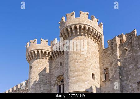 Zwillingstürme des Palastes der Großmeister, Altstadt von Rhodos, Insel Rhodos, Dodekanes, Griechenland Stockfoto