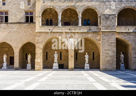 Statuen im Haupthof des Palastes der Großmeister, Altstadt von Rhodos, Insel Rhodos, Dodekanes, Griechenland Stockfoto