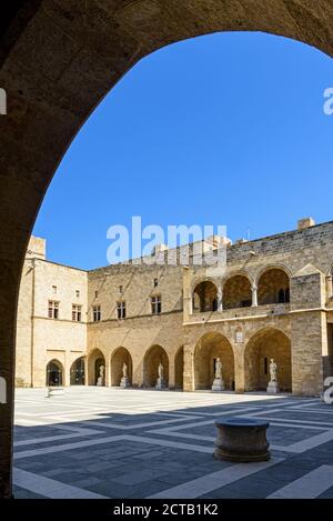 Gerahmte Sicht auf den Haupthof des Palastes der Großmeister, Rhodos Altstadt, Rhodos Insel, Dodekanes, Griechenland Stockfoto