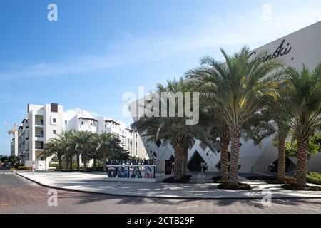 Sign post 'Experience Oman' vor dem Kempinski Hotel in Al Mouj, The Wave, Muscat, Sultanat von Oman. Stockfoto