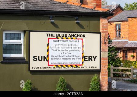 Keine Speisen und Getränke, Covid 19 Einschränkungen in Croston, Lancashire. "Froh, dass Sie Rückenschilder haben" verlassene geschlossene öffentliche Häuser und Restaurants im Dorf, da neue zusätzliche kurzfristige Beschränkungen für den lizenzierten Handel in Kraft treten. Stockfoto