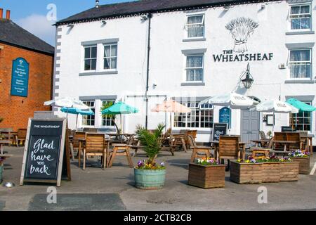 Croston, Lancashire. Covid 19. 22. September 2020 "froh, dass Sie Rückenschilder haben" verlassene geschlossene öffentliche Häuser und Restaurants im Dorf, da neue zusätzliche kurzfristige Beschränkungen für den lizenzierten Handel in Kraft treten. Quelle: MediaWorldImages/AlamyLiveNews Stockfoto