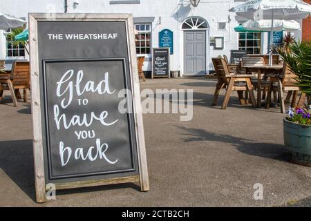 Croston, Lancashire. Covid 19. 22. September 2020 "froh, dass Sie Rückenschilder haben" verlassene geschlossene öffentliche Häuser und Restaurants im Dorf, da neue zusätzliche kurzfristige Beschränkungen für den lizenzierten Handel in Kraft treten. Quelle: MediaWorldImages/AlamyLiveNews Stockfoto