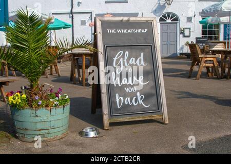 Croston, Lancashire. Covid 19. 22. September 2020 "froh, dass Sie Rückenschilder haben" verlassene geschlossene öffentliche Häuser und Restaurants im Dorf, da neue zusätzliche kurzfristige Beschränkungen für den lizenzierten Handel in Kraft treten. Quelle: MediaWorldImages/AlamyLiveNews Stockfoto